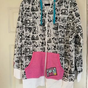 Disney Parks size 1X women’s used sweatshirt. Very good condition.
